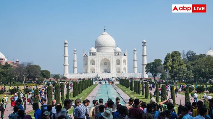 दरअसल ताजमहल परिसर के अंदर स्थित मस्जिद में शुक्रवार को नमाज पढ़ी जाती है. यही वजह है कि यह इस दिन बंद रहता है.