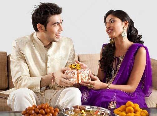 पौराणिक कथेनुसार, या दिवशी यमदेव आपली बहीण यमुनेच्या घरी जेवण करण्यासाठी गेले होते.