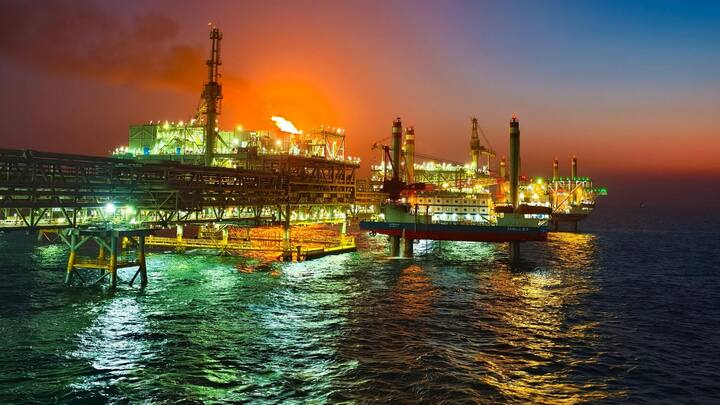 सबसे पहले, वैज्ञानिक सीस्मिक सर्वे की मदद से यह पता लगाते हैं कि समुद्र के नीचे तेल या गैस के भंडार कहां मौजूद हैं.