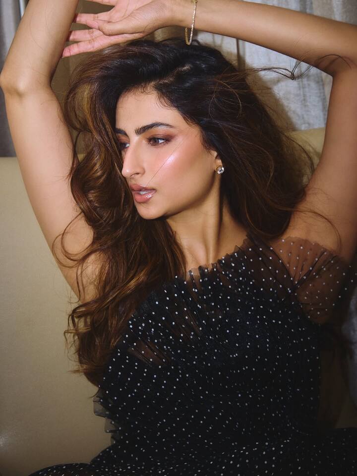 Talking about makeup, Palak has kept a very natural tone. She has highlighted her facial features with light bronze shade, light lipstick and sharp contouring. Her smokey eye look is creating a perfect balance with this entire outfit.