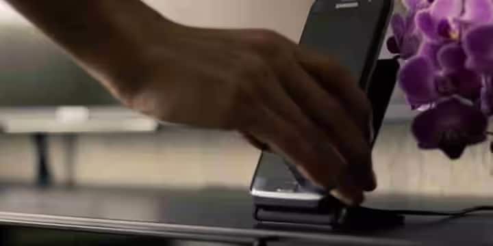 ફક્ત બીજા લોકોના ચાર્જરથી જ નહીં, પણ જાહેર ચાર્જિંગ સ્ટેશનોથી પણ દૂર રહો. FBI એ પહેલાથી જ ચેતવણી આપી છે કે એરપોર્ટ, હોટલ અને મોલ જેવા સ્થળોએ મફત ચાર્જિંગ પોર્ટ જ્યુસ જેકિંગ માટે સંવેદનશીલ હોઈ શકે છે. આનાથી હેકર્સ તમારા ફોનમાં માલવેર દાખલ કરી શકે છે, તમારા ઉપકરણને લોક કરી શકે છે અથવા તમારો બધો ડેટા ચોરી શકે છે.