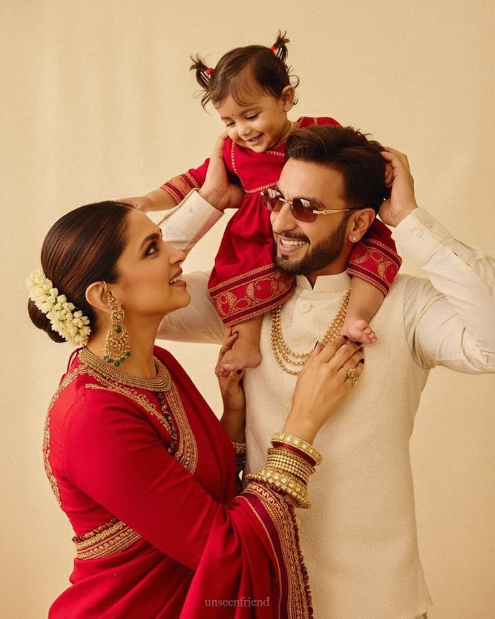 रणवीर अपनी बेटी को कंधे पर बैठाकर मस्ती कर रहे हैं.  तीनों की फोटोज खूब वायरल हो रही है.