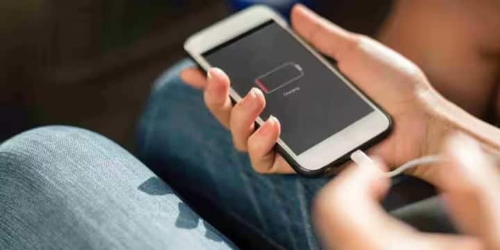 નૈતિક હેકર અને સાયબર સુરક્ષા નિષ્ણાત રાયન મોન્ટગોમેરીએ આ અંગે એક મહત્વપૂર્ણ ખુલાસો કર્યો છે. તેમણે સમજાવ્યું કે કેટલાક ચાર્જિંગ કેબલ સંપૂર્ણપણે સામાન્ય દેખાય છે, પરંતુ તેમાં છુપાયેલા હેકિંગ ઉપકરણો હોય છે. તેમણે તેમના ઇન્સ્ટાગ્રામ પર એક વિડિઓ શેર કર્યો છે, જેમાં દર્શાવવામાં આવ્યું છે કે કેવી રીતે એક સરળ દેખાતો ચાર્જિંગ કેબલ તેમના કમ્પ્યુટર પર સંપૂર્ણપણે નિયંત્રણ મેળવી શકે છે. તેમનું કહેવું છે કે કોઈ બીજાના કેબલનો ઉપયોગ કરવો એ સાયબર ધમકીઓને સીધું આમંત્રણ છે.