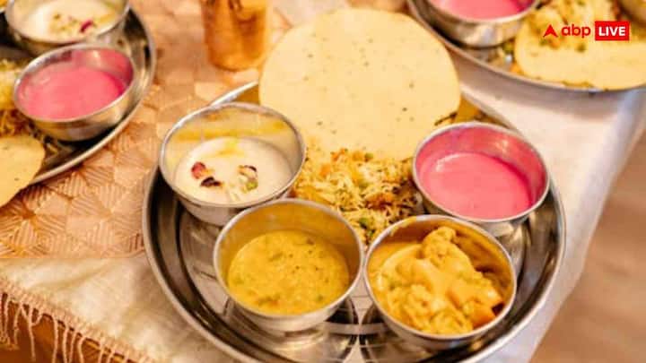 छठ पूजा के दौरान घर में खास पारंपरिक पकवान बनते हैं, जैसे ठेकुआ, गुड़ की चिउड़ी, चिउड़े, और तिल के लड्डू. इन पकवानों को बनाने के लिए कुछ खास सामग्री की जरूरत होती है. अगर आप घर पर ही पूजा कर रही हैं, तो इन पकवानों को जरूर बनाएं और पूजा के समय उनका यूज करें.