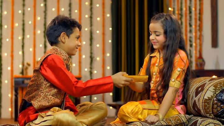 अनेक ठिकाणी खास पदार्थ जसे की, बासुंदी पुरी किंवा श्रीखंड पुरी बनवण्याची प्रथा आहे.