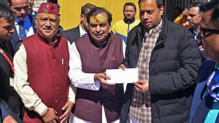 कंपनी की रिपोर्ट के अनुसार मुकेश अंबानी ने वित्त वर्ष 2008-09 से 2019-20 तक अपनी सालाना सैलरी 15 करोड़ रुपये तक सीमित रखी थी. कोरोना महामारी के बाद उन्होंने यह फैसला लिया कि अब सैलरी नहीं लेंगे.