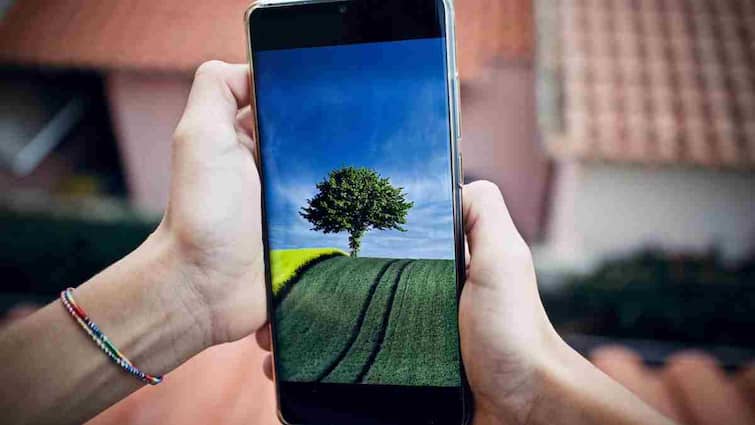 जेब में फिट नहीं हो रहा फोन? जानिए स्क्रीन साइज पैरेडॉक्स कैसे बना स्मार्टफोन्स का नया सिरदर्द