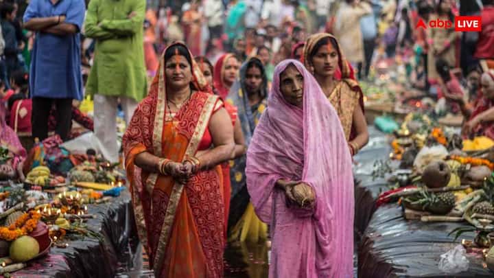 बिहार में धान की पिट्ठी छठ प्रसाद में बहुत आम नहीं है, हालांकि कुछ गांवों में इसका यूज होता है. लेकिन झारखंड में पिट्ठी, यानी धान की भूसी निकालकर बनाए गए चावल से बनी मिठाई, झारखंड के छठ में विशेष मानी जाती है. इसे गुड़ या तिल भरकर बनाया जाता है.
