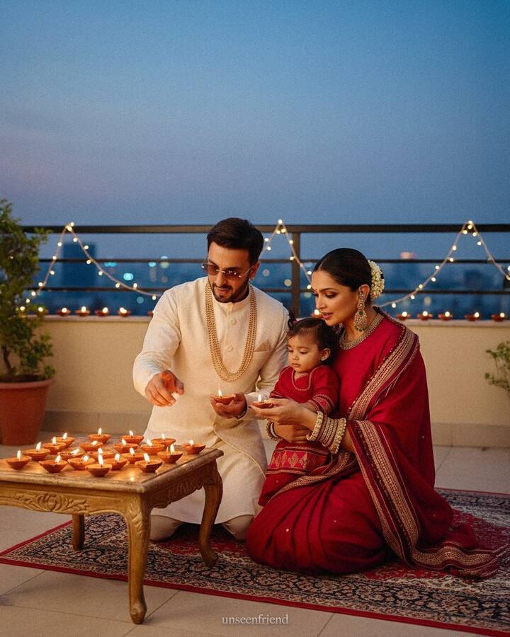 दीपिका और रणवीर ने सोशल मीडिया पर बेटी की फोटोज शेयर की हैं. जिसमें तीनों दिवाली सेलिब्रेट करते नजर आ रहे हैं.