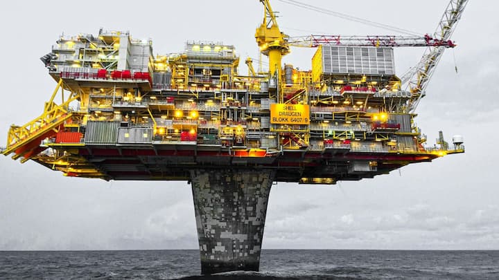 इस दौरान ब्लोआउट प्रिवेंटर जैसी मशीनें सुरक्षा सुनिश्चित करती हैं ताकि प्रेशर बढ़ने पर विस्फोट न हो. तेल और गैस को ऊपर लाने के बाद उन्हें अलग किया जाता है. गैस को पाइपलाइन के जरिए जमीन पर भेजा जाता है जबकि कच्चे तेल को टैंकरों में भरकर रिफाइनरी तक पहुंचाया जाता है.