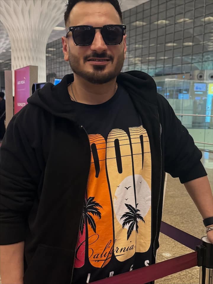 मशहूर सिंगर ऋषभ टंडन की अचानक हार्ट अटैक से मौत हो गई. ऐसे में उनके परिवार समेत सभी शुभचिंतकों के बीच शोक का माहौल है.