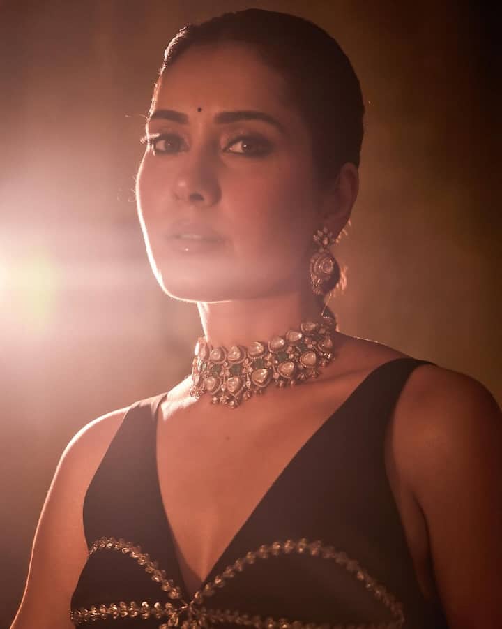 The actress looks like a modern-day maharani, blending opulence with minimalistic poise, a perfect balance of old-world charm and contemporary glamour.