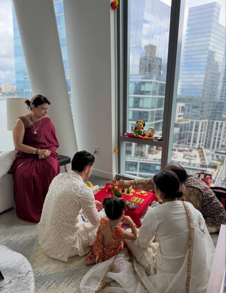 प्रियंका ने इस साल भी पति निक जोनस और बेटी मालती के साथ लक्ष्मी पूजा की.