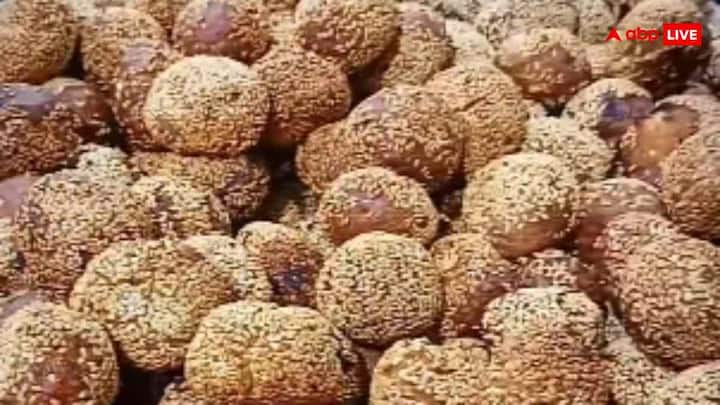 इसके अलावा बिहार में तिल और गुड़ की मिठाइयां मकर संक्रांति में ज्यादा दिखती हैं, छठ में इनका प्रयोग सीमित है. झारखंड में तिल-गुड़ की मिठाइयां छठ में खास रूप से बनाई जाती हैं. तिलकुट और तिल लड्डू पूजा में चढ़ाए जाते हैं.