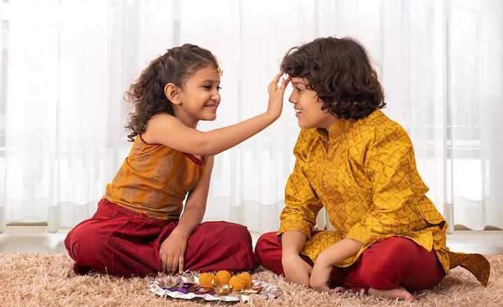 बहिणीने घराबाहेर यमराजाच्या नावाने चारही बाजूंचा दिवा लावावा, असे केल्याने यमराज प्रसन्न होतात आणि भावाचे आयुष्य वाढतं.