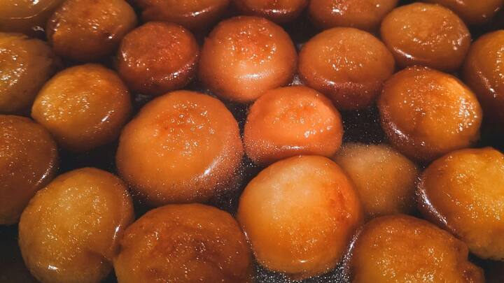 उसके बाद यह मिठाई भारत के हर कोने में फैल गई और हर जगह इसे स्थानीय स्वाद और नाम मिल गए. भारत में आज गुलाब जामुन कई रूपों में मिलता है. बंगाल में इसे ‘पंटुआ’ कहा जाता है, राजस्थान में ‘काला जाम’, और दक्षिण भारत में यह खोया जामुन के नाम से प्रसिद्ध है.