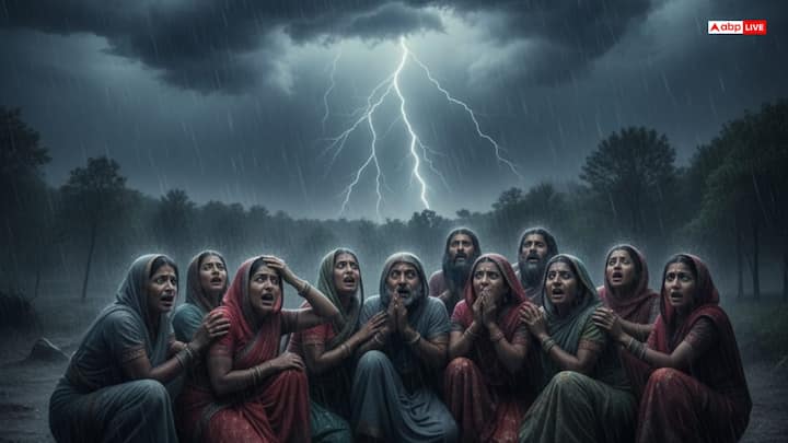 पौराणिक कथाओं के अनुसार वृन्दावन में एक बार घने बादल छा गए. ग्रामीण बहुत डर गए. स्वर्ग के राजा इंद्र के क्रोध से वे काँप उठे. इंद्र इस बात से क्रोधित थे कि उन्होंने अब उन्हें अनुष्ठानिक बलि देना बंद कर दिया था. इससे नाराज होकर उन्होंने भरी बारिश और तूफान चलाया.