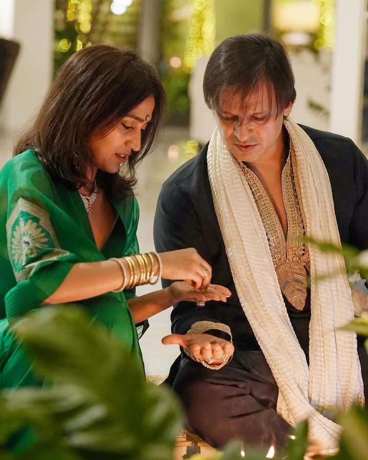 When fans saw these pictures, they gave interesting reactions on social media. Someone wrote- 'Sathiya and Alaipayuthe together.' Actually, Vivek Oberoi's film 'Saathiya' (2002) is directed by R. It was the Hindi remake of Madhavan's Tamil film 'Alaipayuthey' (2000). Both the films are considered romantic classics, and now after years, seeing both the stars celebrating Diwali together brought back old memories for the fans.