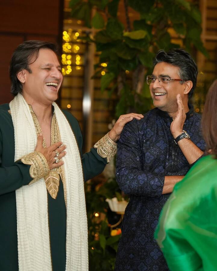 R. Madhavan wore a dark blue traditional kurta-pajama with light golden work on it. He performed the puja in his classic style.