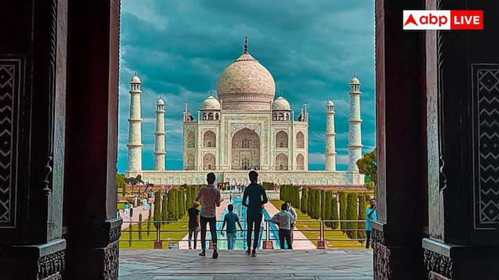 यहां पर विदेशी नागरिकों को दिन में प्रवेश के लिए ₹1100 का भुगतान करना होगा. इसमें पानी की बोतल, आगरा का नक्शा, बस या गोल्फ कार्ट से स्मारक तक परिवहन और संगमरमर की सुरक्षा के लिए जूते के कवर भी दिए जाएंगे. रात्रि दर्शन के लिए विदेशियों को 750 रुपए देने होंगे.