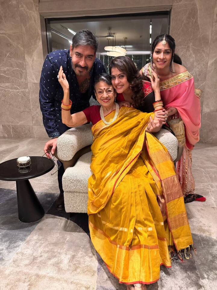 इसके साथ ही एक्ट्रेस ने अपनी मां तनुजा मुखर्जी के साथ भी पोज देते हुए फोटो शेयर की. लीजेंडरी एक्ट्रेस इस उम्र में भी बला की हसीन लग रही हैं. दिवाली के मौके पर उनका ये लुक काफी पसंद किया जा रहा है. इसके अलावा फोटो में काजोल की बहन तनीषा मुखर्जी भी नजर आ रही हैं.