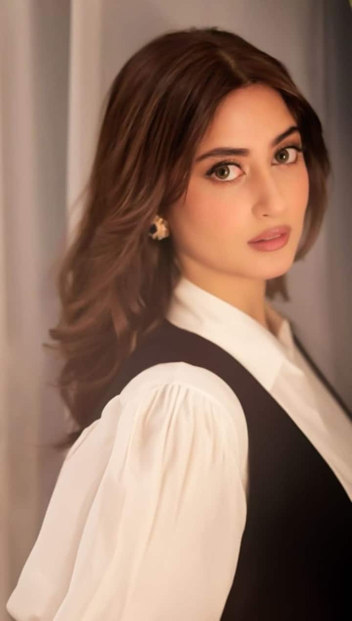 सजल अली अब पहले से ज्यादा खूबसूरत हो गई हैं. सोशल मीडिया पर हसीना काफी एक्टिव हैं और अपने अलग–अलग अंदाज से लोगों को इंप्रेस करती हैं. इंडियन हो या मॉडर्न हर तरह के आउटफिट ही उनपर बहुत जचते हैं.