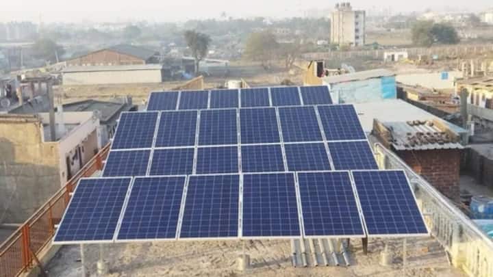 अलग-अलग वॉट के सोलर पैनल पर अलग-अलग अमाउंट की सब्सिडी तय की गई है. इससे लोगों पर पूरा बोझ नहीं आता है. हालांकि योजना के तहत सोलर पैनल लगाने के लिए घर में छत होना जरूरू है. तभी आप इस योजना का लाभ ले सकते हैं.