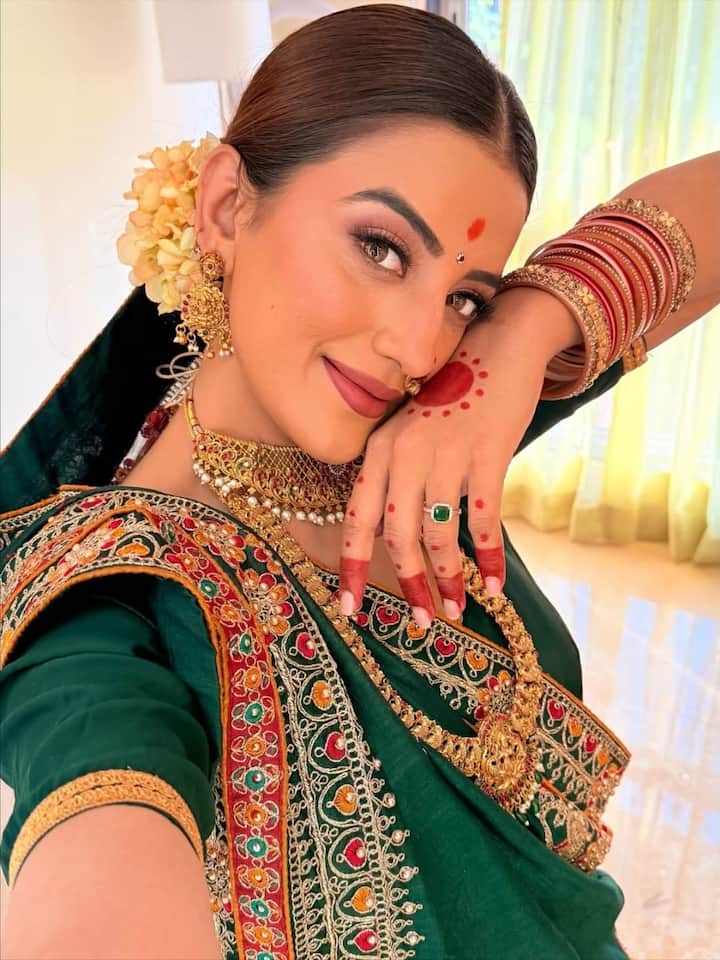 इसके साथ सिंगर–एक्ट्रेस ने हैवी ज्वेलरी भी कैरी की है. चेहरे पर सॉफ्ट मेकअप और आंखों पर आईलाइनर लगाकर उनका ये लुक वाकई आपका दिल जीत लेगा. एक्ट्रेस की ये ज्वेलरी उनके आउटफिट को बहुत अच्छे तरीके से कॉम्प्लिमेंट कर रही है.