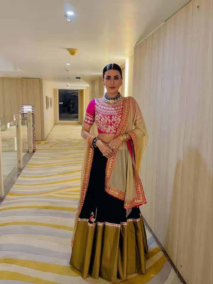 पवित्रा ने तस्वीरें शेयर कर सबको चौंका दिया। फैन्स उनकी पोस्ट पर कमेंट कर उन्हें बधाई दे रहे हैं। कुछ पूछ रहे हैं कि शादी कब है। पवित्रा ने हाल ही में एक इंटरव्यू में खुलासा किया था कि वह मुंबई के एक बिज़नेसमैन को डेट कर रही हैं। वे काफी समय से साथ हैं।