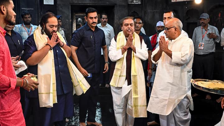 मुकेश अंबानी दुनिया के 18वें सबसे अमीर व्यक्ति हैं. उनके पास लगभग 100 अरब डॉलर की संपत्ति है. रिलायंस में उनके पास 1.61 करोड़ शेयर हैं.