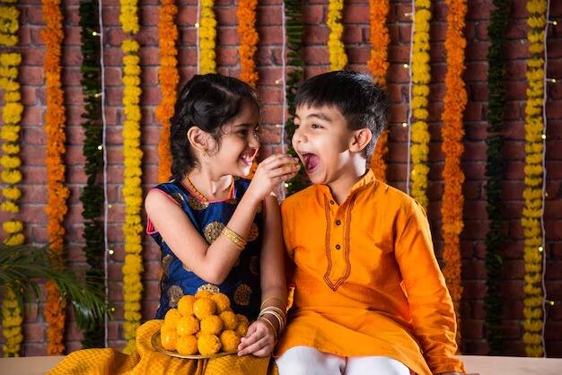 बहिणीने भावाच्या हातावर कळवा बांधून त्याला टिळा लावावा आणि त्याच्या दीर्घायुष्यसाठी प्रार्थना करावी.
