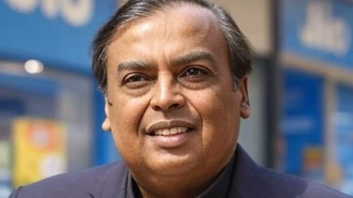 रिलायंस इंडस्ट्रीज तेल, टेलीकॉम और रिटेल जैसे कई क्षेत्रों में कारोबार करती है और इसी से अंबानी का मुख्य इनकम आता है.