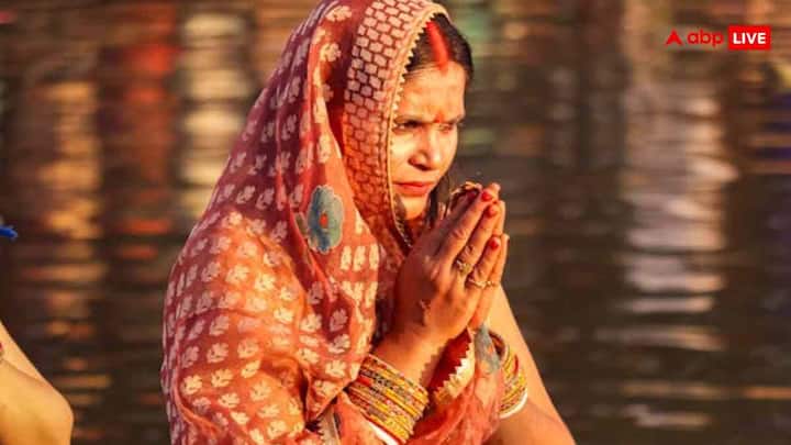 छठ पूजा में अर्घ्य देना सबसे अहम होता है. अर्घ्य देने के लिए एक तांबे या पीतल के लोटे में साफ जल, थोड़ा गुड़ और गंगाजल मिलाकर रखें फिर सूर्य को देखकर हाथ जोड़कर अर्घ्य अर्पित करें, एक अर्घ्य शाम को सूर्यास्त के समय और दूसरा अर्घ्य सुबह सूर्योदय के समय दिया जाता है.