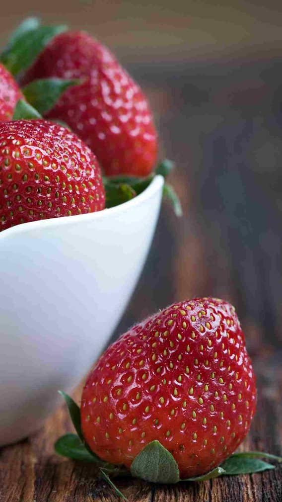 শীতে এই ফল খাচ্ছেন না তো ? সমস্যা হতে পারে শরীরে