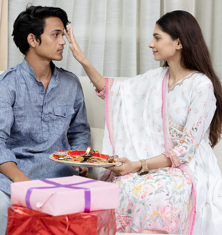 बहिणींनी भावाच्या कपाळावर टिळा लावावा. भावाला शुभेच्छा द्याव्यात आणि मिठाई देऊन तोंड गोड करावं.