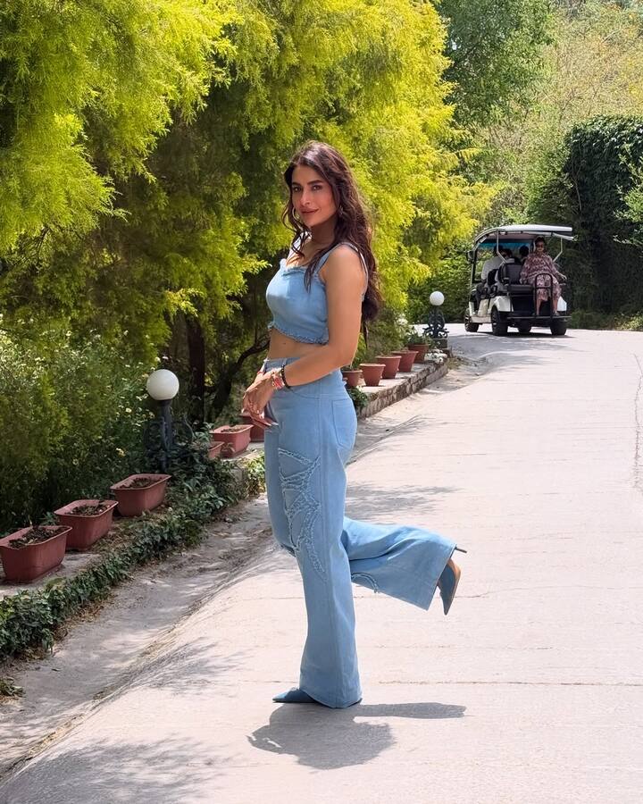 पवित्रा का यह लुक एक स्टाइलिश और कंफर्टेबल डेनिम को-ऑर्ड सेट है. इसमें उन्होंने हल्के नीले रंग का क्रॉप टॉप और मैचिंग फ्लेयर्ड बेल बॉटम जीन्स पहनी है. उन्होंने इस डेनिम-ऑन-डेनिम लुक को ब्लू पॉइंटेड हील्स के साथ पूरा किया है. खुले बाल और हल्का मेकअप उनके इस कैज़ुअल, समर-रेडी लुक को परफेक्ट बना रहे हैं.