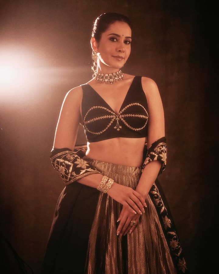Raashii accessorized her look with traditional polki jewelry — a statement choker with white crystals and pearls, layered earrings, and an elegant statement bracelet and rings. Her choice of heritage-inspired jewelry adds sophistication and restraint, enhancing the polished aesthetic.