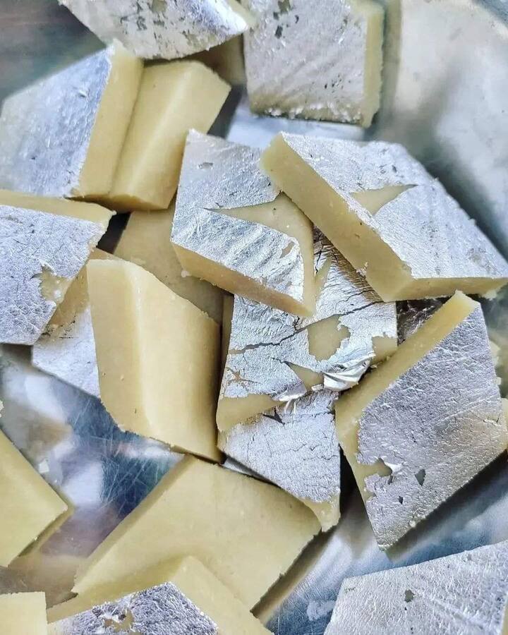 नंतर हव्या त्या आकारात तुकडे करून कापावेत. शेवटी फॉईल पेपर लावून स्वादिष्ट काजू कतली सर्व्ह करावी.