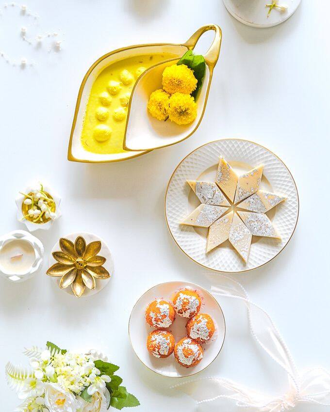 सर्वप्रथम काजू मिक्सरमध्ये बारीक करून घ्यावे. त्यानंतर एका पॅनमध्ये पाणी आणि साखर टाकून पाक तयार करावा.