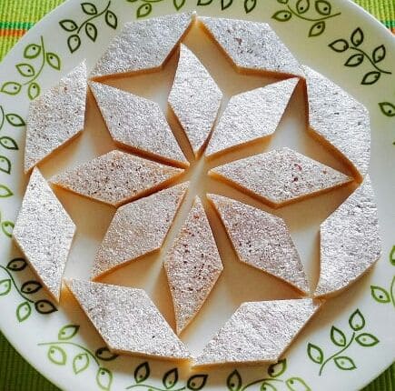 बाजारातील मिठाईंनमध्ये अनेकदा भेसळ मिठाई आढळतात. म्हणूनच बरेच लोकं घरच्या घरी मिठाई बनवतात.