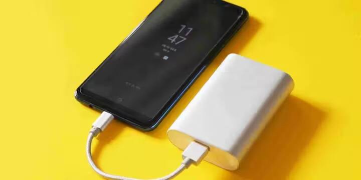 જો તમે સુરક્ષા પ્રત્યે સભાન છો, તો નિષ્ણાતો USB ડેટા બ્લોકરનો ઉપયોગ કરવાની ભલામણ કરે છે. આ નાનું ઉપકરણ ચાર્જ કરતી વખતે ડેટા ટ્રાન્સફર અટકાવે છે, જે તમારા ફોનને સુરક્ષિત રાખે છે. જો કે, નકલી ડેટા બ્લોકર પણ ઉપલબ્ધ છે, અને તેમને ઓળખવા મહત્વપૂર્ણ છે. અસલી બ્લોકરમાં બે પિન હોય છે, જ્યારે નકલી બ્લોકરમાં ચાર હોય છે, તેથી ખરીદતી વખતે સાવચેત રહો.