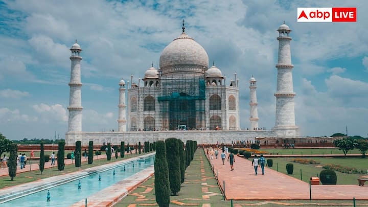 अगर आप ताजमहल की खूबसूरती का अनुभव करना चाहते हैं तो पूर्णिमा की रातों में रात 8:30 बजे से रात 12:30 बजे तक यहां आ सकते हैं. साथ ही पूर्णिया से दो दिन पहले और दो दिन बाद भी यहां काफी खूबसूरत नजारा देखने को मिलता है.