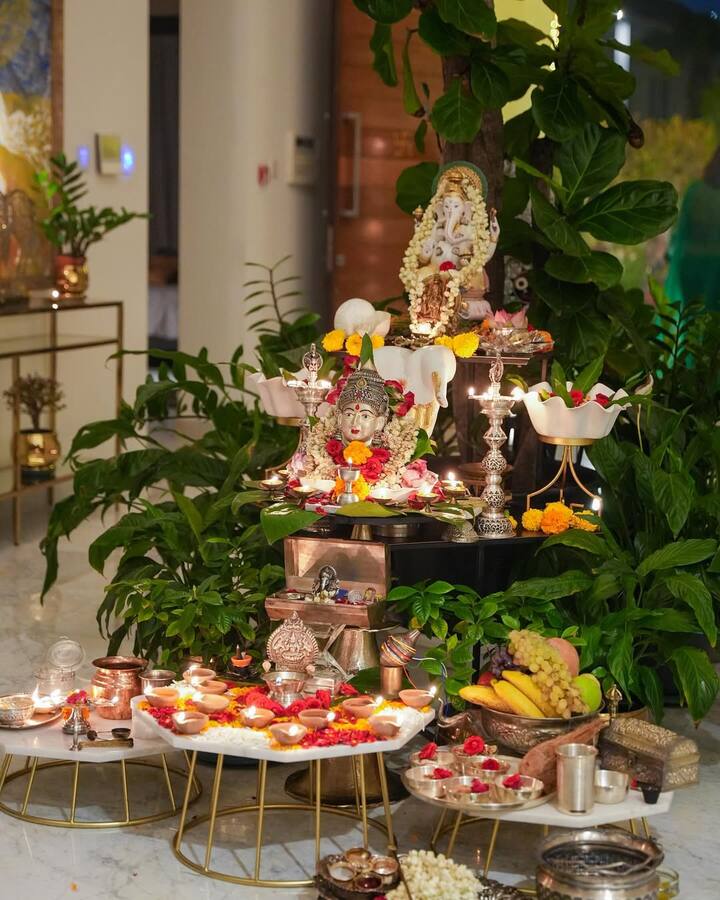 During the entire celebration, both the couples were seen praying, laughing and getting photos clicked. In the pictures, the decorated idol of Lord Ganesha and the light of lamps were making the atmosphere even more beautiful.