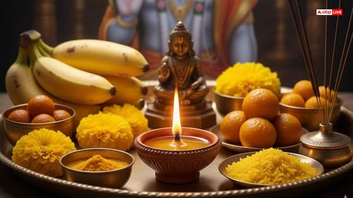 गुरुवार व्रत के दिन भक्त अपने बाल या कपड़े नहीं धोते और दाढ़ी-मूंछ भी नहीं बनाते. पीले रंग के कपड़े पहनना शुभ माना जाता है. पूजा में पीले फूल, फल और खाद्य पदार्थों का प्रयोग करें. भगवान विष्णु और भगवान बृहस्पति की मूर्ति या चित्र को साफ जगह पर रखें और पवित्र जल छिड़कें. देवताओं को प्रसाद के रूप में केले, लड्डू, बेसन का हलवा, पीले चावल और फूल अर्पित करें.