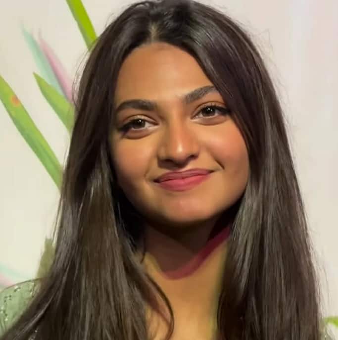 उनकी तस्वीर भी सोशल मीडिया पर वायरल होती रहती हैं जहां यूजर्स कई एक्ट्रेसेस उसके साथ उनको कंपेयर करते हैं.