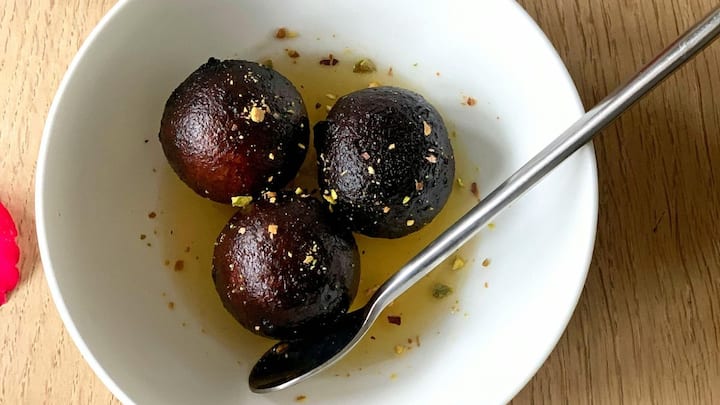 वहीं इसका दूसरा हिस्सा ‘जामुन’ इसलिए जुड़ा, क्योंकि इसकी आकृति और रंग भारतीय फल जामुन से काफी मिलते-जुलते हैं. इस तरह बना ‘गुलाब जामुन’, जो अब हर भारतीय घर की मिठास बन चुका है.