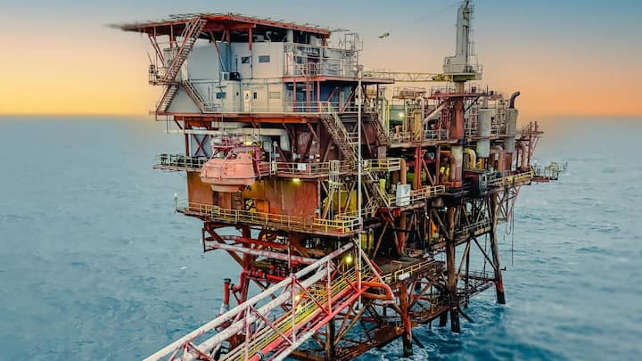 इसके लिए समुद्री सतह पर ध्वनि तरंगें छोड़ी जाती हैं, जिनके प्रतिबिंब से यह पता चलता है कि नीचे कैसी परतें हैं और उनमें हाइड्रोकार्बन यानि तेल-गैस हैं या नहीं. जब सही जगह की पहचान हो जाती है, तो वहां ड्रिलिंग रिग लगाया जाता है.