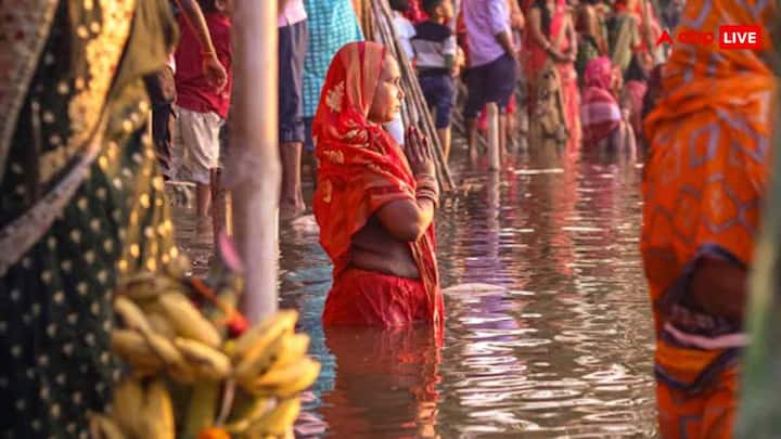 घर में घाट तैयार करने से पहले यह सुनिश्चित करें कि आपने पूजा के लिए सही स्थान चुना है. यह स्थान साफ-सुथरा और शांत होना चाहिए, जहां आपको ध्यान से पूजा करने का अवसर मिले. छठ पूजा का महत्व है और यह बहुत ही श्रद्धा से की जाती है, इसलिए स्थान का चुनाव भी बहुत अहम है.