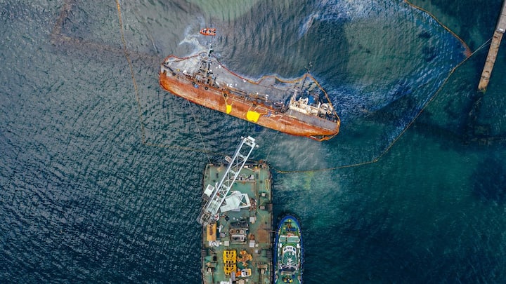 इस पूरी प्रक्रिया में डीपवॉटर रिग्स, सबसी पंप्स और रिमोट ऑपरेटेड व्हीकल्स जैसे आधुनिक उपकरण अहम भूमिका निभाते हैं. भारत में भी ऐसे कई ऑफशोर ऑयल फील्ड्स हैं, जैसे मुंबई हाई, जहां देश की ऊर्जा जरूरतों का बड़ा हिस्सा पूरा होता है.