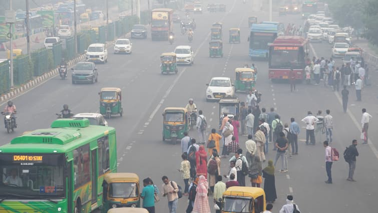 Toxic Haze Hangs Over Delhi Post-Diwali, AQI Remains ‘Very Poor’ For 2nd Straight Day
